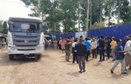 បុរសម្នាក់ជិះម៉ូតូវ៉ារថយន្តរួចឈប់ម៉ូតូដើរចូលរថយន្តកិនបណ្ដាលឱ្យស្លាប់