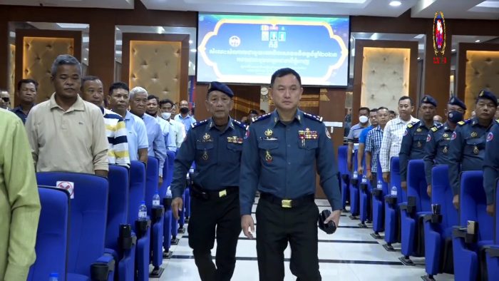 ឧត្តមសេនីយ៍ឯក រ័ត្ន ស្រ៊ាង អញ្ជើញជួបសំណេះសំណាលជាមួយ យោធិន នៃ កងរាជអាវុធហត្ថរាជធានីភ្នំពេញ ចូលសោធននិវត្តន៍កន្លងមក ចំនួន ៦៣នាក់!