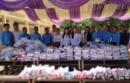 សិស្សានុសិស្សជាង ២០០ នាក់នៅសាលាបឋមសិក្សាទួលសាលាទទួលអំណោយពីលោកជំទាវ ឈុន សុីន
