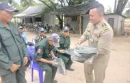 លោកវរសេនីយ៍ឯក សោម សុភ័ណ្ឌ អញ្ជើញជួបសំណេះសំណាល និង ចែកសំលៀកបំពាក់ជូនដល់បងប្អូនកម្លាំងប្រជាការពារភូមិដែលជាអំណោយរបស់ ឯកឧត្តម ឧត្តមសេនីយ៍ឯក ចៅ ភារិត នៅឃុំឈើទាល!