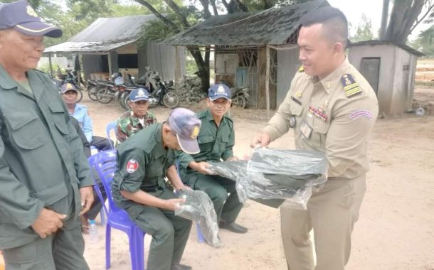 លោកវរសេនីយ៍ឯក សោម សុភ័ណ្ឌ អញ្ជើញជួបសំណេះសំណាល និង ចែកសំលៀកបំពាក់ជូនដល់បងប្អូនកម្លាំងប្រជាការពារភូមិដែលជាអំណោយរបស់ ឯកឧត្តម ឧត្តមសេនីយ៍ឯក ចៅ ភារិត នៅឃុំឈើទាល!