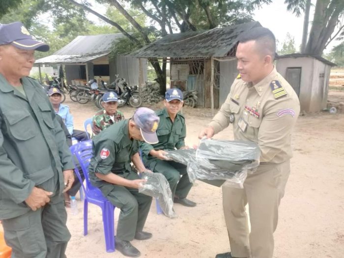 លោកវរសេនីយ៍ឯក សោម សុភ័ណ្ឌ អញ្ជើញជួបសំណេះសំណាល និង ចែកសំលៀកបំពាក់ជូនដល់បងប្អូនកម្លាំងប្រជាការពារភូមិដែលជាអំណោយរបស់ ឯកឧត្តម ឧត្តមសេនីយ៍ឯក ចៅ ភារិត នៅឃុំឈើទាល!