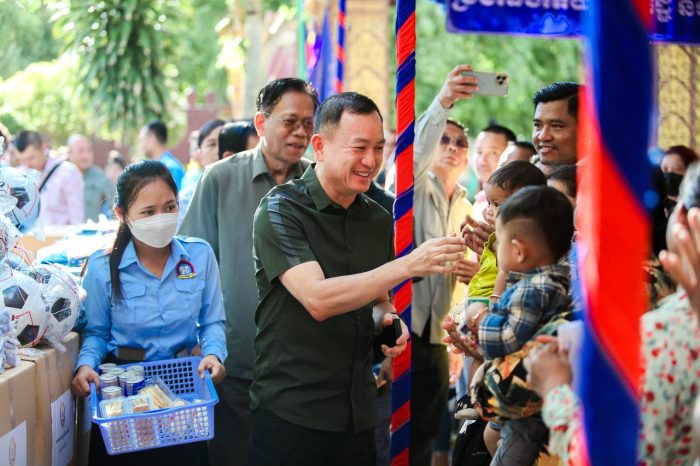 ឯកឧត្តម រ័ត្ន ស្រ៊ាង អញ្ជើញសំណេះសំណាលជាមួយមេគ្រួសារបក្ស នៃគណបក្សប្រជាជនកម្ពុជា ក្នុងភូមិដំណាក់សង្កែ និងភូមិព្រែករទាំង សង្កាត់ព្រែកកំពឹស ខណ្ឌដង្កោ!
