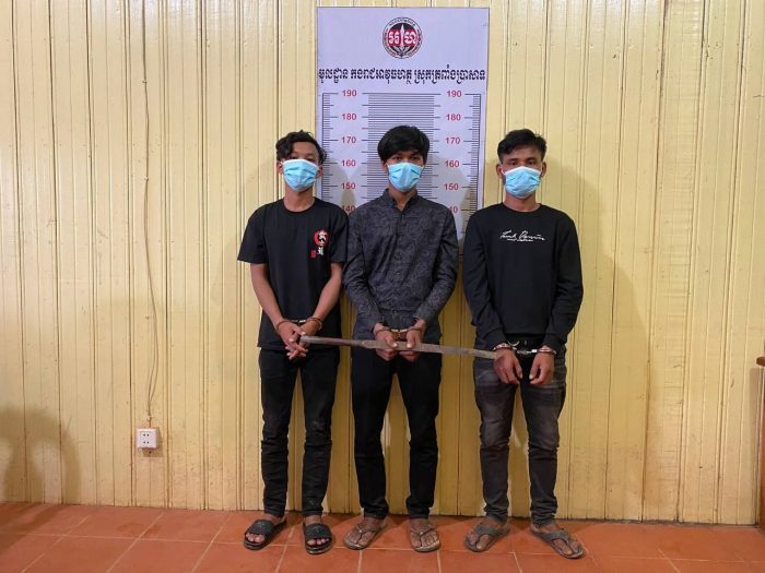 PMចាប់ខ្លួនក្មេងទំនើងបានចំនួន០៤នាក់ករណីប្រើហិង្សាយកដាវកាប់ទៅលើគូរបក្សដិបក្សបណ្តាលឲ្យរបួសយ៉ាងធ្ងន់ធ្ងរ២នាក់អាយ៉ះក្បាលដេរអស់ជាច្រើនថ្នេរ