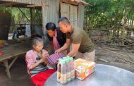 លោកវរសេនីយ៍ឯក សោម សុភ័ណ្ឌ ៖ ដោយសេចក្ដីអាណិតអាសូ ដល់លោកយាយ មានអាយុ៧២ឆ្នាំមានជំងឺប្រចាំកាយ(វង្វេងវង្វាន់)រស់នៅ ម្នាក់ឯង ស្ថិតនៅភូមិកុម្ពី ឃុំគោកព្រីង!