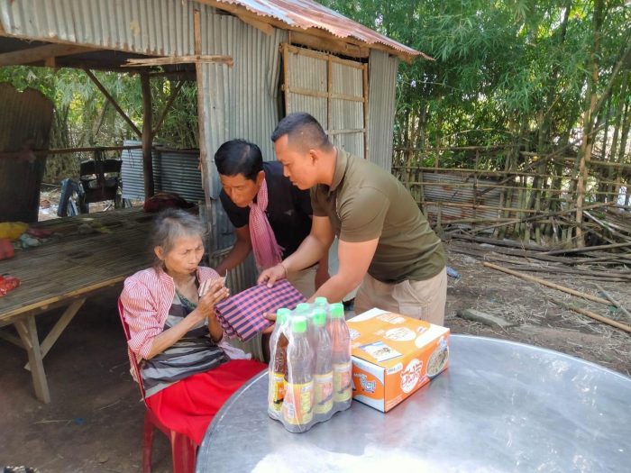 លោកវរសេនីយ៍ឯក សោម សុភ័ណ្ឌ ៖ ដោយសេចក្ដីអាណិតអាសូ ដល់លោកយាយ មានអាយុ៧២ឆ្នាំមានជំងឺប្រចាំកាយ(វង្វេងវង្វាន់)រស់នៅ ម្នាក់ឯង ស្ថិតនៅភូមិកុម្ពី ឃុំគោកព្រីង!