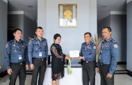 ថវិកាចំនួន ៥លានរៀល របស់លោកនាយឧត្តមសេនីយ៍ សៅ សុខា ត្រូវបានប្រគល់ជូន គ្រួសារសព អតីតមន្ត្រី អាវុធហត្ថរាជធានីភ្នំពេញ!