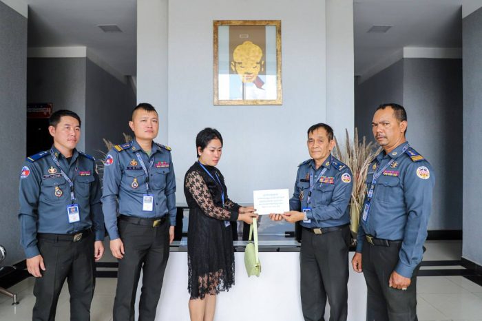 ថវិកាចំនួន ៥លានរៀល របស់លោកនាយឧត្តមសេនីយ៍ សៅ សុខា ត្រូវបានប្រគល់ជូន គ្រួសារសព អតីតមន្ត្រី អាវុធហត្ថរាជធានីភ្នំពេញ!