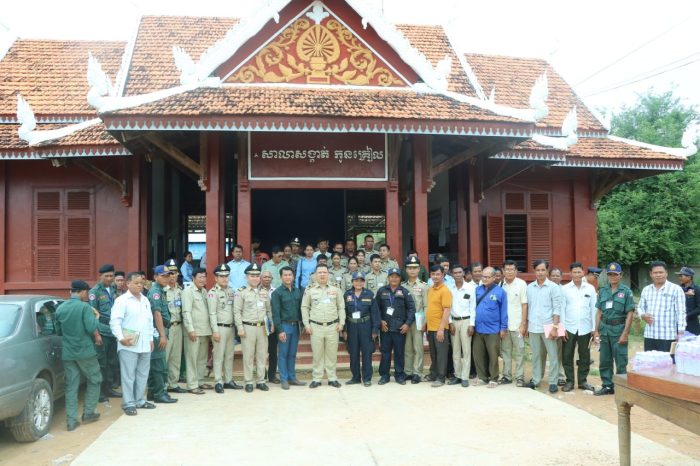 លោកឧត្តមសេនីយ៍ទោ ហួត សុធី បានដឹកនាំការិយាល័យកិច្ចការប៉ុស្ដិ  និងអធិការនគរបាលក្រុងចុះប្រជុំត្រួតពិនិត្យនិងជម្រុញគាំទ្រការអនុវត្តការងារនគរបាលនិងសហគមន៍នៅសាលាសង្កាត់កូនគ្រៀល ក្រុងសំរោង ខេត្តឧត្តរមានជ័យ