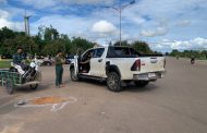 ជិះម៉ូតូលឿនបើកស្របទិសគ្នាជ្រុលបុកជាមួយឡានសេរីទំនើប១គ្រឿងត្រង់ផ្លូវបំបែកជាបួនលាន់ស្នូរតែប្រាវរបួសធ្ងន់បញ្ជូនទៅកាន់មន្ទីរពេទ្យសុរិន្ទប្រទេសថៃ