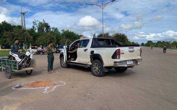ជិះម៉ូតូលឿនបើកស្របទិសគ្នាជ្រុលបុកជាមួយឡានសេរីទំនើប១គ្រឿងត្រង់ផ្លូវបំបែកជាបួនលាន់ស្នូរតែប្រាវរបួសធ្ងន់បញ្ជូនទៅកាន់មន្ទីរពេទ្យសុរិន្ទប្រទេសថៃ