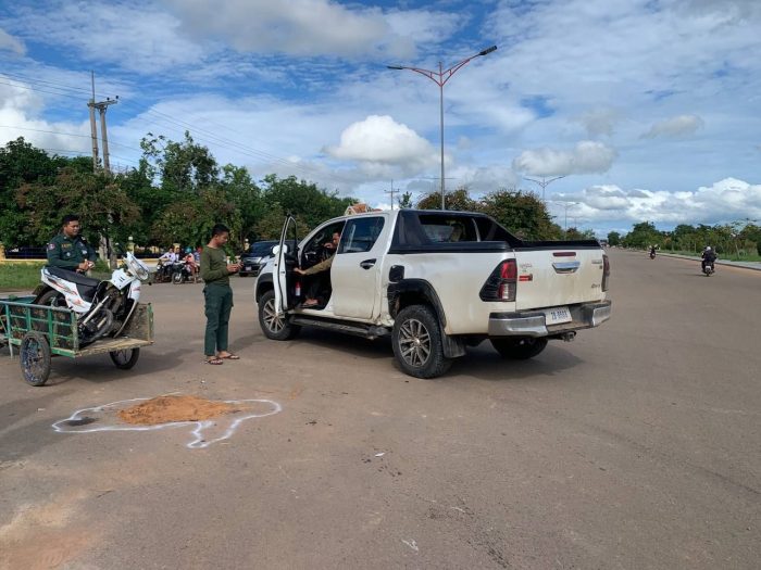 ជិះម៉ូតូលឿនបើកស្របទិសគ្នាជ្រុលបុកជាមួយឡានសេរីទំនើប១គ្រឿងត្រង់ផ្លូវបំបែកជាបួនលាន់ស្នូរតែប្រាវរបួសធ្ងន់បញ្ជូនទៅកាន់មន្ទីរពេទ្យសុរិន្ទប្រទេសថៃ