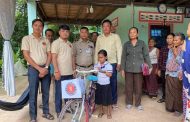 ក្មេងស្រីអាយុ៨ឆ្នាំដែលកំព្រាឪពុកម្ដាយ ទទួលបានអំណោយជាសម្ភារៈនិងថវិកា ពីលោកអភិបាលស្រុកស្វាយជ្រំ និងសមាគមរាជសី ព្រមទាំងមេឃុំនិងមេប៉ុស្តិ៍ ស្វាយធំ