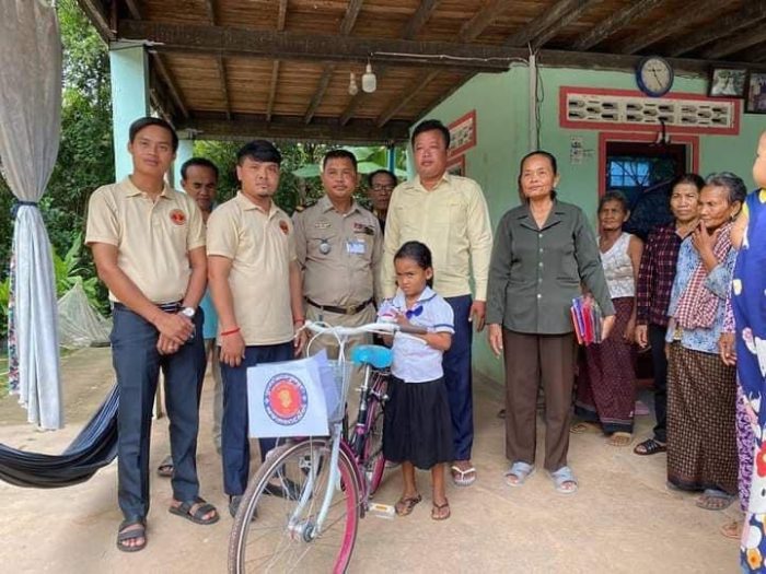 ក្មេងស្រីអាយុ៨ឆ្នាំដែលកំព្រាឪពុកម្ដាយ ទទួលបានអំណោយជាសម្ភារៈនិងថវិកា ពីលោកអភិបាលស្រុកស្វាយជ្រំ និងសមាគមរាជសី ព្រមទាំងមេឃុំនិងមេប៉ុស្តិ៍ ស្វាយធំ