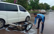 មេឃកំពុងភ្លៀងម៉ូតូនិងឡានបើកលឿនបុកគ្នាត្រង់ផ្លូវបំបែកជាបួនលាន់ស្នូរតែប្រាវបណ្តាលឲ្យបុរសម្នាក់របួសធ្ងន់ដាច់ម្រៀមជើងនិងអាយ៉ះភ្លៅ