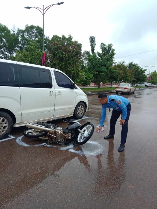 មេឃកំពុងភ្លៀងម៉ូតូនិងឡានបើកលឿនបុកគ្នាត្រង់ផ្លូវបំបែកជាបួនលាន់ស្នូរតែប្រាវបណ្តាលឲ្យបុរសម្នាក់របួសធ្ងន់ដាច់ម្រៀមជើងនិងអាយ៉ះភ្លៅ