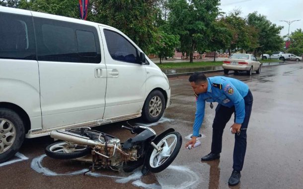មេឃកំពុងភ្លៀងម៉ូតូនិងឡានបើកលឿនបុកគ្នាត្រង់ផ្លូវបំបែកជាបួនលាន់ស្នូរតែប្រាវបណ្តាលឲ្យបុរសម្នាក់របួសធ្ងន់ដាច់ម្រៀមជើងនិងអាយ៉ះភ្លៅ