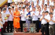 ឧត្តមសេនីយ៍ឯក រ័ត្ន ស្រ៊ាង រួមជាមួយ ក្រុមគ្រួសារ ញាតិមិត្ត អតីតលោកគ្រូអ្នកគ្រូនិងមិត្តរួមជំនាន់សាលាបាក់ទូកទសវត្សឆ្នាំ១៩៨០ ព្រមទាំងមន្ត្រីក្រោមឱវាទ រួមគ្នាជ្រះថ្លាកាន់បិណ្ឌ នៅវត្តព្រះបារមីវង្កតបុរី!