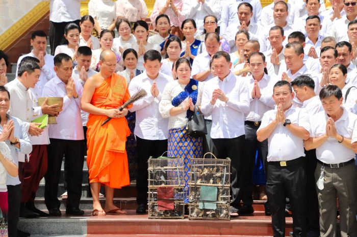 ឧត្តមសេនីយ៍ឯក រ័ត្ន ស្រ៊ាង រួមជាមួយ ក្រុមគ្រួសារ ញាតិមិត្ត អតីតលោកគ្រូអ្នកគ្រូនិងមិត្តរួមជំនាន់សាលាបាក់ទូកទសវត្សឆ្នាំ១៩៨០ ព្រមទាំងមន្ត្រីក្រោមឱវាទ រួមគ្នាជ្រះថ្លាកាន់បិណ្ឌ នៅវត្តព្រះបារមីវង្កតបុរី!