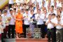 ក្រុមអ្នកមានឡានដឹកភ្ញៀវលើកគ្នាមកតវ៉ាបិទផ្លូវរយ:ពេលជិត៤០នាទីនៅមាត់ច្រកអន្តរជាតិអូស្មាច់ខណៈពេលដែលខាងភាគីថៃហាមប្រាមមិនឲ្យពួកគាត់ដឹកភ្ញៀវចេលចូលរយៈពេលបីថ្ងៃ