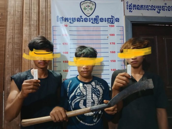 ឃាត់ខ្លួនក្រុមក្មេងទំនើងចំនួន៣នាក់ករណីដេញវាយតប់គ្នានៅលើផ្លូវសារធារណ:បង្កអសន្តិសុខនិងដកហូតបានកាំបិតខ្វែវ១ដើម