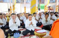 ក្នុងថ្ងៃកាន់បិណ្ឌវេនទី១២! ឧត្តមសេនីយ៍ឯក រ័ត្ន ស្រ៊ាង នាំទេយ្យទានប្រគេនព្រះសង្ឃចំនួន០២វត្ត ក្នុងសង្កាត់ព្រែកកំពឹស ខណ្ឌដង្កោ!