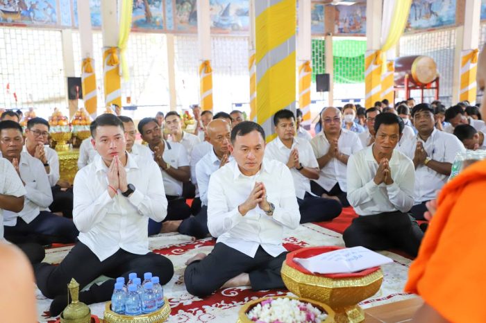 ក្នុងថ្ងៃកាន់បិណ្ឌវេនទី១២! ឧត្តមសេនីយ៍ឯក រ័ត្ន ស្រ៊ាង នាំទេយ្យទានប្រគេនព្រះសង្ឃចំនួន០២វត្ត ក្នុងសង្កាត់ព្រែកកំពឹស ខណ្ឌដង្កោ!