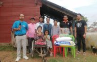 ក្រុមការងារពត៌មានប្រចាំខេត្តឧត្តរមានជ័យនាំយកអំណោយមនុស្សធម៌ជូនដល់ស្ត្រីម៉េម៉ាយម្នាក់ពិការជើងទាំង២ត្រឹមភ្លៅដោយសារតែជិះម៉ូតូជួបគ្រោះថ្នាក់ចរាចរណ៏ចំនួនពីរដងលើកទី១ត្រាក់ទ័របុកហើយលើកទី២ឡានថៃបុក