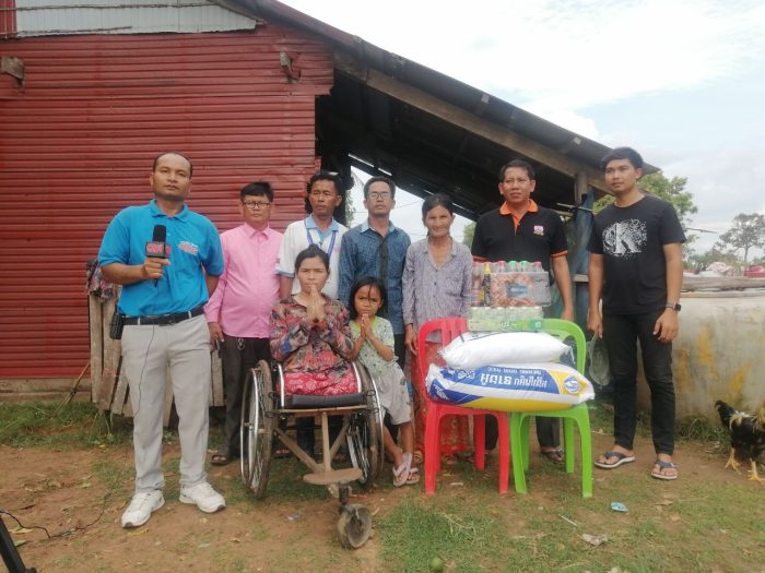 ក្រុមការងារពត៌មានប្រចាំខេត្តឧត្តរមានជ័យនាំយកអំណោយមនុស្សធម៌ជូនដល់ស្ត្រីម៉េម៉ាយម្នាក់ពិការជើងទាំង២ត្រឹមភ្លៅដោយសារតែជិះម៉ូតូជួបគ្រោះថ្នាក់ចរាចរណ៏ចំនួនពីរដងលើកទី១ត្រាក់ទ័របុកហើយលើកទី២ឡានថៃបុក