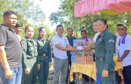លោកវរសេនីយ៍ឯក សោម សុភ័ណ្ឌ អធិការនគរបាលស្រុកស្វាយជ្រំ នាំសម្ភារ និងថវិកា ចូលរួមបុណ្យគម្រប់ខួប៧ថ្ងៃ សពមន្ត្រីប៉ុស្តិ៍ក្រោលគោ!