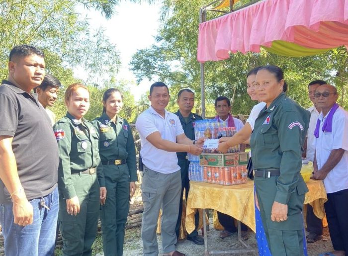 លោកវរសេនីយ៍ឯក សោម សុភ័ណ្ឌ អធិការនគរបាលស្រុកស្វាយជ្រំ នាំសម្ភារ និងថវិកា ចូលរួមបុណ្យគម្រប់ខួប៧ថ្ងៃ សពមន្ត្រីប៉ុស្តិ៍ក្រោលគោ!