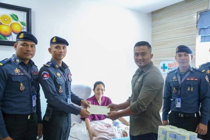 ក្រុមការងារ អាវុធហត្ថរាជធានីភ្នំពេញ នាំយកអំណោយចុះសួរសុខទុក្ខសមាជិកដែលទើបសម្រាលកូន!