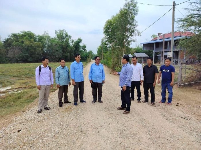 លោក ហែម ស៊ីណា អភិបាលស្រុករំដួលអញ្ជើញចុះពិនិត្យផ្លូវនានានៅឃុំកំពង់អំពិល ឃុំធ្មា និងឃុំម៉ឺនជ័យ ស្រុករំដួល