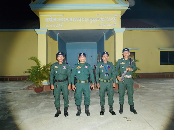 លោកវរសេនីយ៍ឯក សោម សុភ័ណ្ឌ អធិការនគរបាលស្រុកស្វាយជ្រំ បានដឹកនាំកម្លាំងនៃអធិការដ្ឋាននគរបាលស្រុក ចេញល្បាតចល័តតាមមូលដ្ឋានដើម្បី ការពារសន្តិសុខសុវត្ថិភាពជូនប្រជាពលរដ្ឋ!