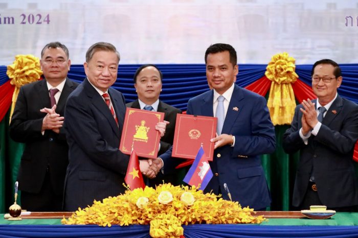 ការចុះហត្ថលេខាលើផែនការសហប្រតិបត្តិការឆ្នាំ២០២៤ រវាងក្រសួងមហាផ្ទៃ នៃព្រះរាជាណាចក្រកម្ពុជា និងក្រសួងនគរបាល នៃសាធារណរដ្ឋសង្គមនិយមវៀតណាម នៅទីស្តីការក្រសួងមហាផ្ទៃ