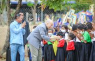 ព្រះករុណាព្រះបាទសម្តេចព្រះបរមនាថ នរោត្តម សីហមុនី ព្រះករុណាជាអម្ចាស់ជីវិតលើត្បូង ព្រះមហាក្សត្រនៃព្រះរាជាណាចក្រកម្ពុជា ប្រោសព្រះរាជអំណោយជូនប្រជានុរាស្ត្ររបស់ព្រះអង្គ ចំនួន៥២៨គ្រួសារ