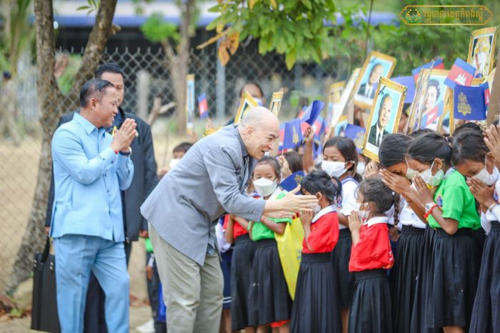 ព្រះករុណាព្រះបាទសម្តេចព្រះបរមនាថ នរោត្តម សីហមុនី ព្រះករុណាជាអម្ចាស់ជីវិតលើត្បូង ព្រះមហាក្សត្រនៃព្រះរាជាណាចក្រកម្ពុជា ប្រោសព្រះរាជអំណោយជូនប្រជានុរាស្ត្ររបស់ព្រះអង្គ ចំនួន៥២៨គ្រួសារ