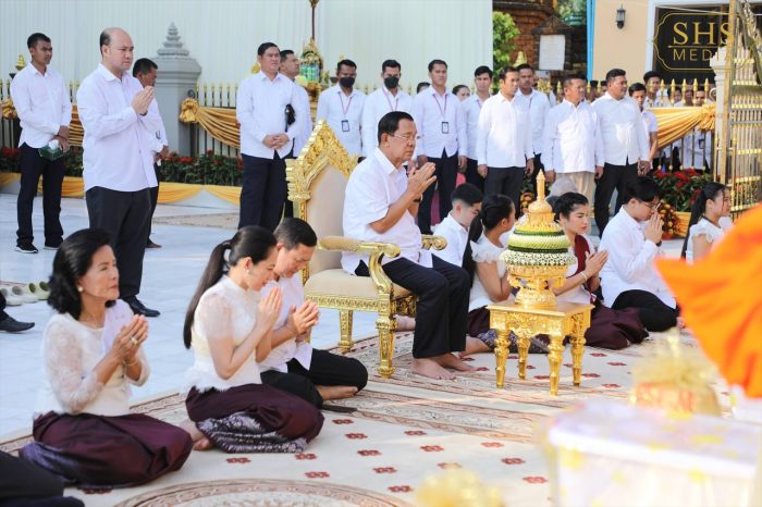 សម្តេចតេជោ ហ៊ុន សែន និងក្រុមគ្រួសារសាច់ញាតិ និមន្តព្រះសង្ឃ ៦៧អង្គ រាប់បាត្រឧទ្ទិសកុសលជូនវិញ្ញាណក្ខន្ធ អគ្គមហាឧបាសិកាពុទ្ធសាសនូបត្ថម្ភក៍ ប៊ុន សុថា
