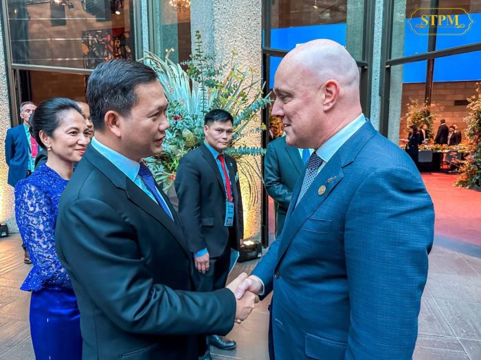 សម្តេចមហាបវរធិបតី ហ៊ុន ម៉ាណែត នាយករដ្ឋមន្រ្តី នៃព្រះរាជាណាចក្រកម្ពុជា និងលោកជំទាវបណ្ឌិត ពេជ ចន្ទ មុនី្ន ហ៊ុនម៉ាណែត អញ្ជេីញជួបជាមួយ ឯកឧត្តម Christopher Luxon នាយករដ្ឋមន្ត្រី នូវ៉ែលសេឡង់ ក្នុងឱកាសចូលរួមពិធីបដិសណ្ឋារកិច្ច និងអាហារពេលល្ងាចផ្លូវការ ។  