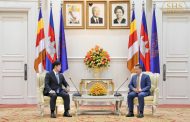 សម្តេចមហាបវរធិបតី ហ៊ុន ម៉ាណែត នាយករដ្ឋមន្រ្តី នៃព្រះរាជាណាចក្រកម្ពុជា អនុញ្ញាឲ្យ ឯកឧត្ដម កុមឹរ៉ា ម៉ាសាហ៊ីរ៉ូ (KOMURA Masahiro) អនុរដ្ឋមន្ត្រីក្រសួងការបរទេសជប៉ុន ចូលជួបសម្ដែងការគួរសម និងពិភាក្សាការងារនៅវិមានសន្តិភាព ។