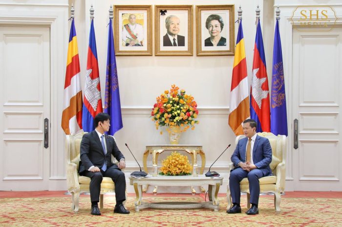 សម្តេចមហាបវរធិបតី ហ៊ុន ម៉ាណែត នាយករដ្ឋមន្រ្តី នៃព្រះរាជាណាចក្រកម្ពុជា អនុញ្ញាឲ្យ ឯកឧត្ដម កុមឹរ៉ា ម៉ាសាហ៊ីរ៉ូ (KOMURA Masahiro) អនុរដ្ឋមន្ត្រីក្រសួងការបរទេសជប៉ុន ចូលជួបសម្ដែងការគួរសម និងពិភាក្សាការងារនៅវិមានសន្តិភាព ។