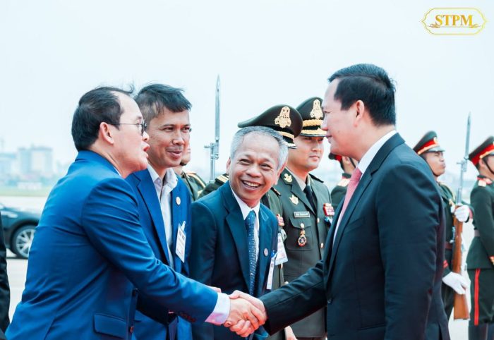 សម្តេចមហាបវរធិបតី ហ៊ុន ម៉ាណែត នាយករដ្ឋមន្ត្រី នៃព្រះរាជាណាចក្រកម្ពុជា កំពុងអញ្ជេីញដឹកនាំគណៈប្រតិភូរាជរដ្ឋាភិបាលកម្ពុជា មាតុភូមិនិវត្តន៍មកកាន់ព្រះរាជាណាចក្រកម្ពុជា បន្ទាប់ពីបំពេញទស្សនកិច្ចផ្លូវការ ដោយជោគជ័យ នៅសាធារណរដ្ឋប្រជាធិបតេយ្យប្រជាមានិតឡាវ រយៈពេលពីរថ្ងៃ ចាប់ពីថ្ងៃទី២៥-២៦ ខែមីនា ឆ្នាំ២០២៤