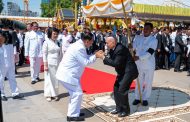 សម្តេចអគ្គមហាសេនាបតីតេជោ ហ៊ុន សែន ប្រធានព្រឹទ្ធសភានៃព្រះរាជាណាចក្រកម្ពុជា និងជាប្រធានក្រុមឧត្ដមប្រឹក្សាផ្ទាល់ព្រះមហាក្សត្រ អញ្ជើញដង្ហែ ព្រះករុណា ព្រះបាទសម្តេចព្រះបរមនាថ នរោត្ដម សីហមុនី ព្រះមហាក្សត្រ នៃព្រះរាជាណាចក្រកម្ពុជា យាងថ្វាយព្រះភ្លើង ព្រះបរមសព សម្តេចព្រះអគ្គមហាសង្ឃរាជាធិបតី កិត្តិឧទ្ទេសបណ្ឌិត ទេព វង្ស