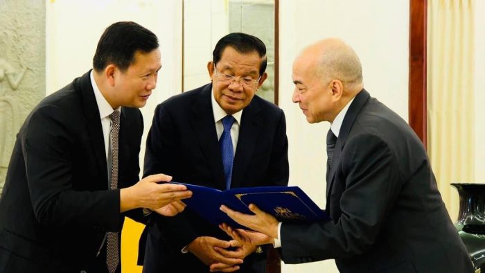ព្រះករុណាជាអម្ចាស់ជីវិតលើត្បូង ព្រះករុណាព្រះបាទ សម្ដេចព្រះនរោត្តម សីហមុនី ព្រះមហាក្សត្រ នៃព្រះរាជាណាចក្រកម្ពុជា ជាទីសក្ការៈដ៏ខ្ពង់ខ្ពស់បំផុត ព្រះអង្គបានសព្វព្រះរាជហឬទ័យ​ ព្រះបរមរាជានុញ្ញាតជូន សម្តេចអគ្គមហាសេនាបតីតេជោ ហ៊ុន សែន