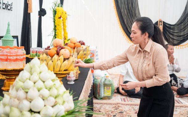លោកជំទាវបណ្ឌិត ពេជ​ ចន្ទមុន្នី​ បានអញ្ជើញគោរពវិញ្ញាណក្ខន្ធវីរកងទ័ពដែលបានពលីក្នុងសមរភូមិការពារបូរណភាពទឹកដី។