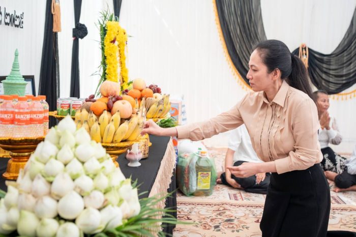 លោកជំទាវបណ្ឌិត ពេជ​ ចន្ទមុន្នី​ បានអញ្ជើញគោរពវិញ្ញាណក្ខន្ធវីរកងទ័ពដែលបានពលីក្នុងសមរភូមិការពារបូរណភាពទឹកដី។