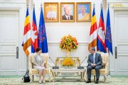 ជួបជាមួយ លោកជំទាវ Zou Jiayi ប្រធាន និងជាប្រធានក្រុមប្រឹក្សាភិបាល នៃធនាគារវិនិយោគហេដ្ឋារចនាសម្ព័ន្ធអាស៊ី (AIIB) ក្នុងជំនួបសម្តែងការគួរសម និងពិភាក្សាការងារ នៅវិមានសន្តិភាព។