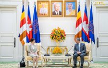 ជួបជាមួយ លោកជំទាវ Zou Jiayi ប្រធាន និងជាប្រធានក្រុមប្រឹក្សាភិបាល នៃធនាគារវិនិយោគហេដ្ឋារចនាសម្ព័ន្ធអាស៊ី (AIIB) ក្នុងជំនួបសម្តែងការគួរសម និងពិភាក្សាការងារ នៅវិមានសន្តិភាព។